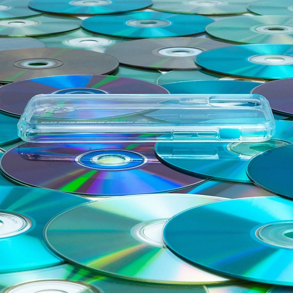 Durchsichtige Handyhülle auf CDs