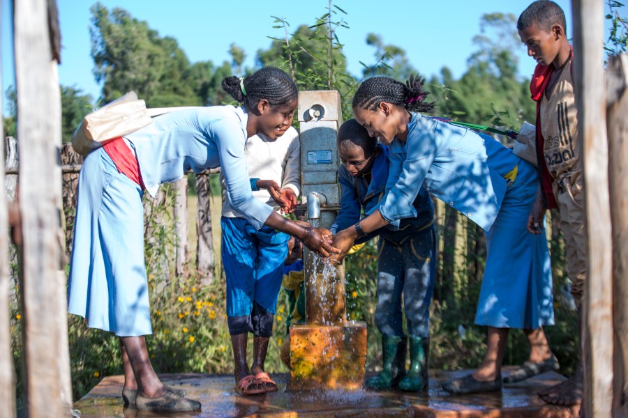 Kinder werden mit Viva con Agua Wasser versorgt