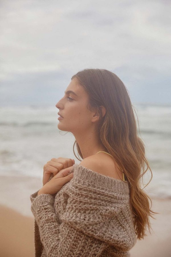 Friendly hunting sweater woman on the beach and sustainable cashmere