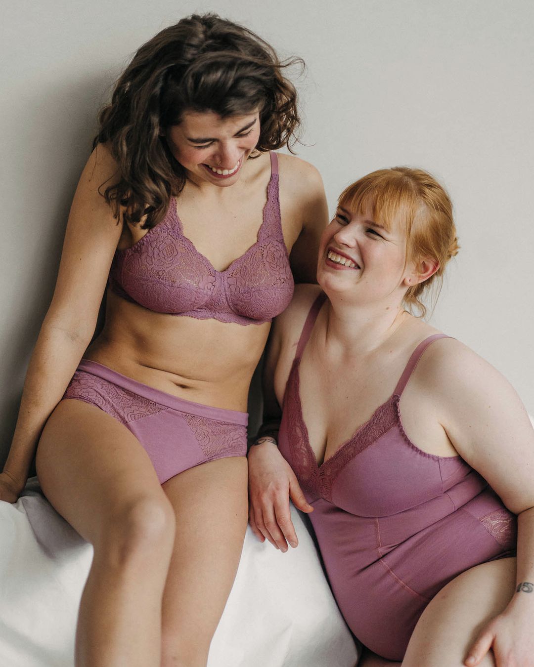 Zwei Frauen tragen nachhaltige Unterwaesche von Erlich Textil